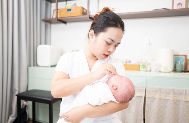 Bảo mẫu Vạn Phúc Care vệ sinh mắt bé sau khi tắm.