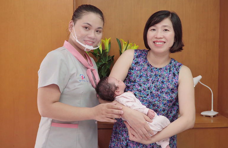 Điều dưỡng viên Vạn Phúc Care và mẹ bé