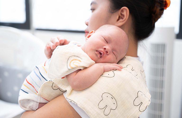 Bảo mẫu Vạn Phúc Care vỗ ợ hơi cho bé