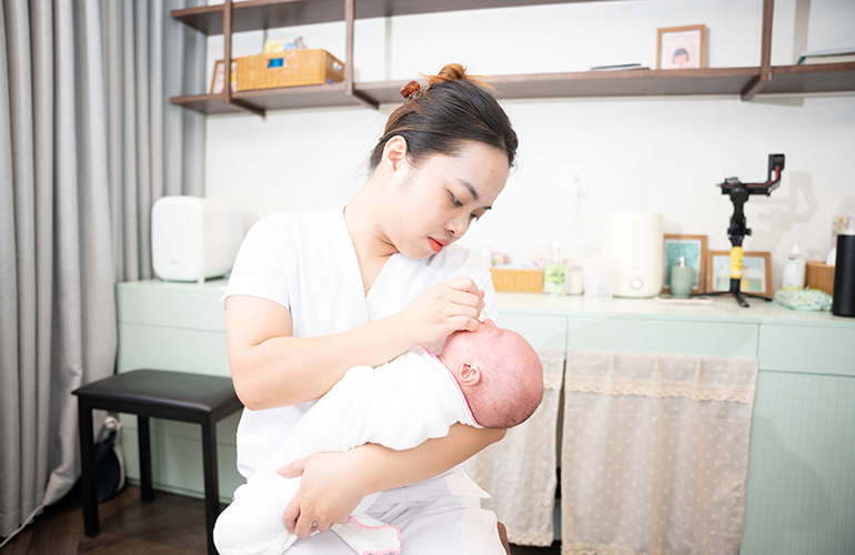 Bảo mẫu Vạn Phúc Care vệ sinh mắt cho bé