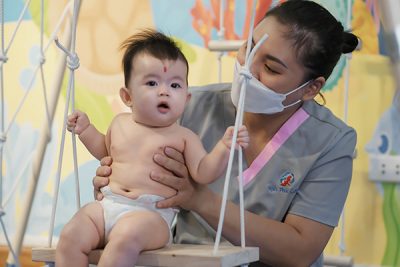 Sử dụng dịch vụ chăm bé tại nhà: Cha mẹ cần lưu ý điều gì?