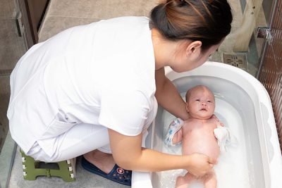 3 phút hiểu và nắm vững cách tắm cho bé sơ sinh