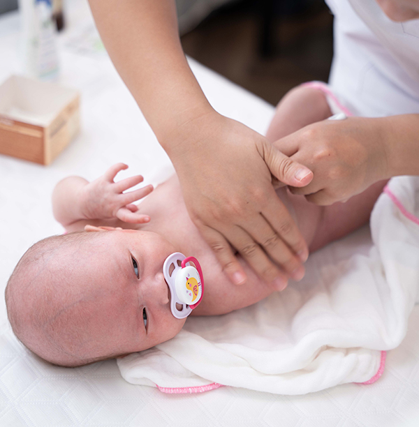Massage tập vận động cho bé