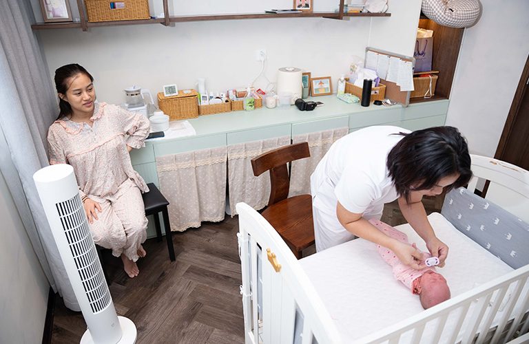 Mẹ ngồi nghỉ ngơi và quan sát quá trình bảo mẫu thực hiện trình tự cho bé ngủ.