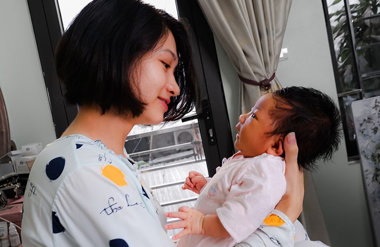 Mẹ trò chuyện hàng ngày với bé