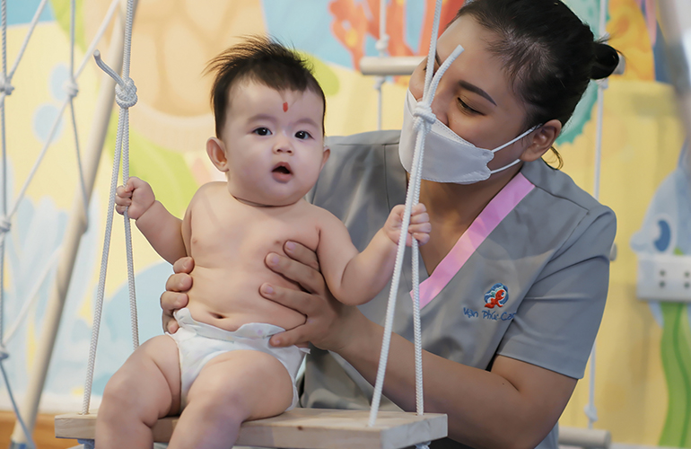 Bảo mẫu tương tác với bé