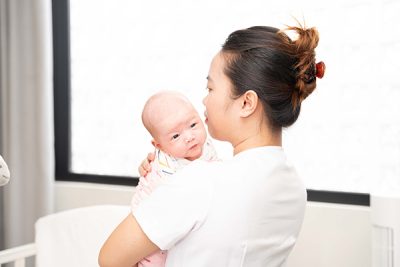 Chân dung nghề bảo mẫu và sứ mệnh chăm sóc trẻ sơ sinh