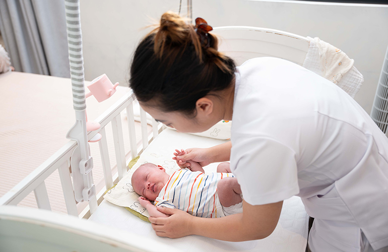  Điều dưỡng viên Vạn Phúc Care tương tác với bé