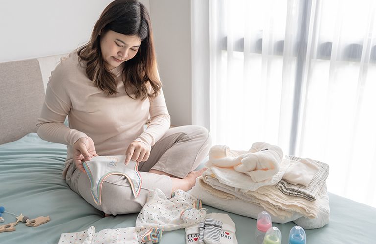Mẹ nên tách phân loại riêng đồ cho mẹ và bé để tránh mất thời gian tìm kiếm.
