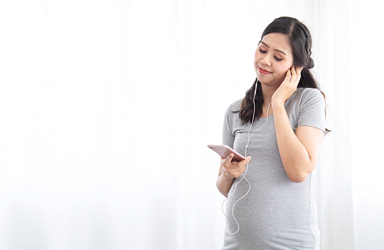 Mẹ thực hiện thai giáo âm nhạc trong thai giáo tháng thứ 3