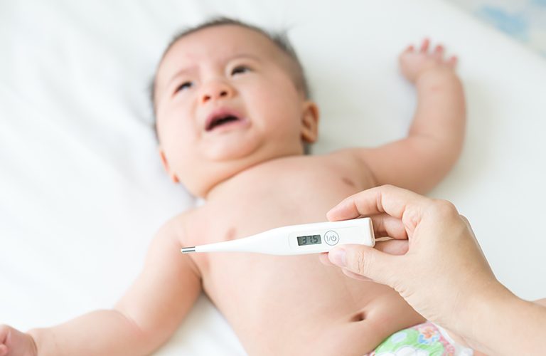Trẻ sơ sinh bị sốt sau tiêm vắc xin