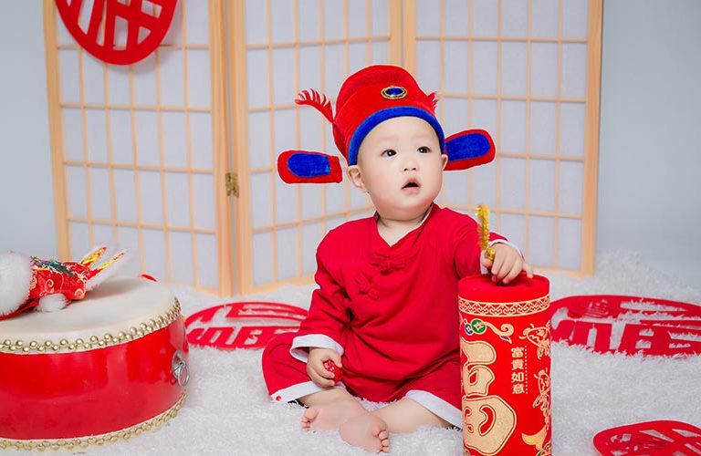 Trẻ sơ sinh mặc quần áo Tết