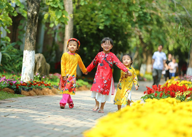 Hạn chế cho bé tiếp xúc đông người.