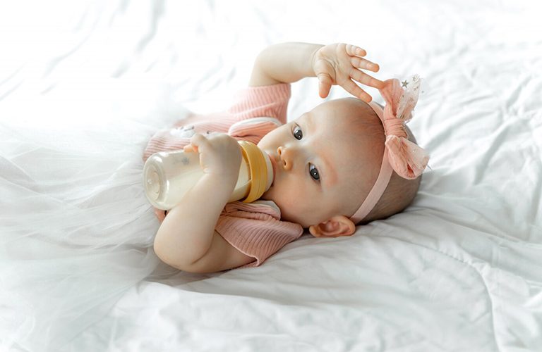 Trẻ sơ sinh tự cầm bình sữa uống
