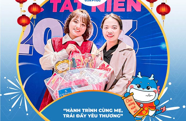 Chị Thanh Thủy tặng quà cho điều dưỡng viên Vân Anh