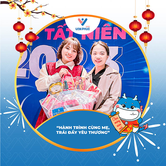 Chị Thanh Thủy tặng quà cho điều dưỡng viên Vân Anh
