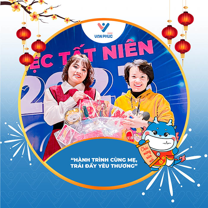 Chị Thanh Thủy tặng quà cho điều dưỡng viên Ngọc Hà.