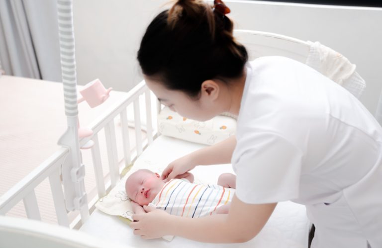 Bảo mẫu chăm bé