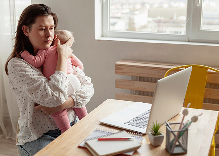 Mẹ vừa làm việc vừa chăm con