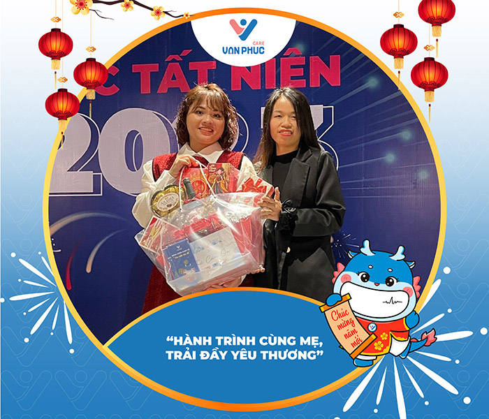 Chị Thanh Thủy tặng quà cho điều dưỡng viên Tuyết