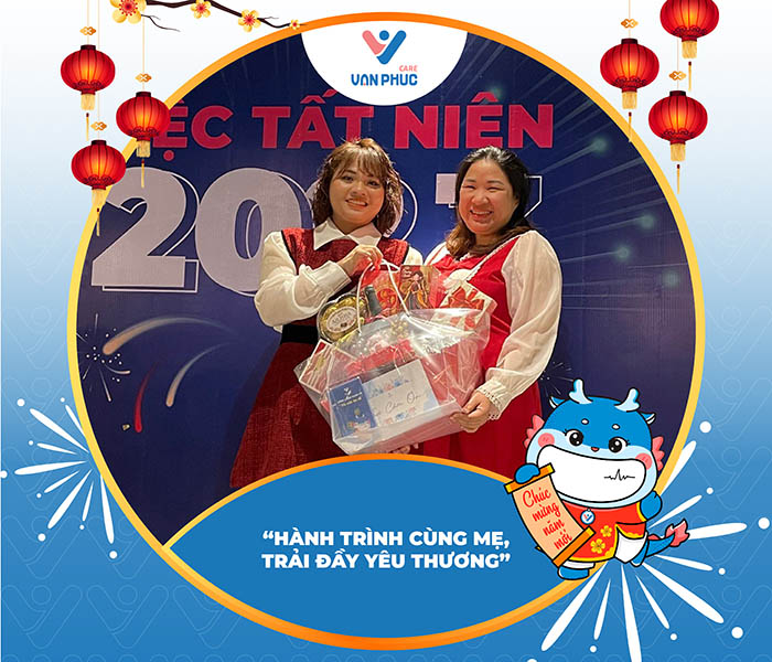 Chị Thanh Thủy tặng quà cho kế toán Vạn Phúc Care