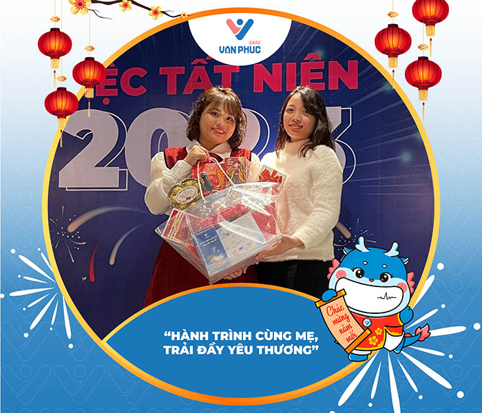 Chị Thanh Thủy tặng quà cho điều dưỡng viên Chu Tuyết.