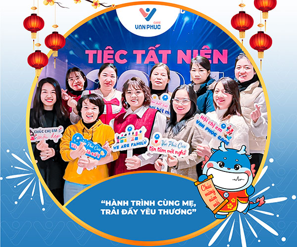 Nhân viên Vạn Phúc Care chụp ảnh tất niên