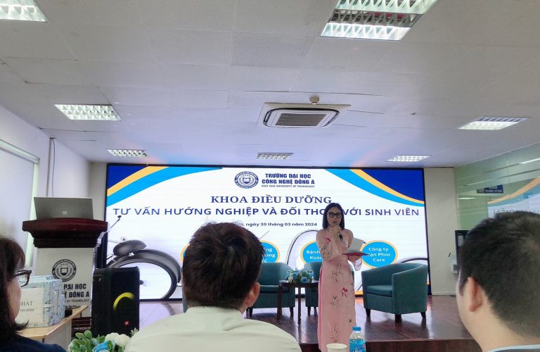 Tọa đàm "Tư vấn hướng nghiệp & Đối thoại sinh viên" do khoa Điều dưỡng, trường Đại học Công nghệ Đông Á tổ chức