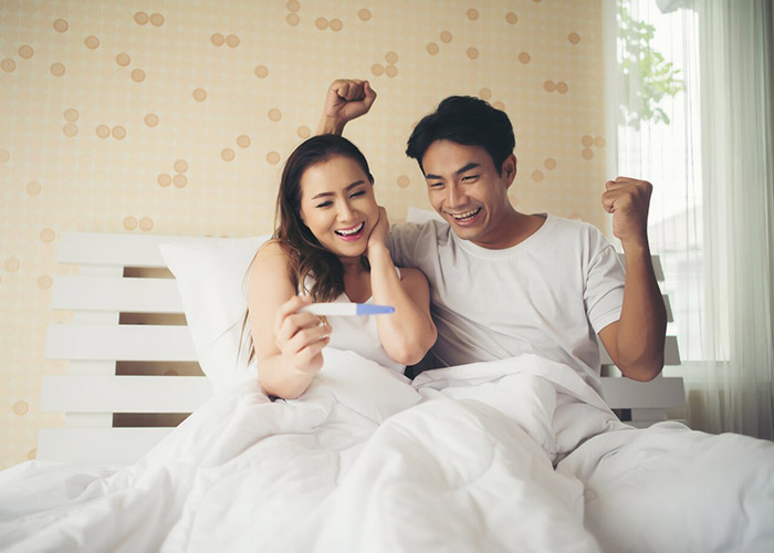 Vợ chồng vui mừng vì có thai