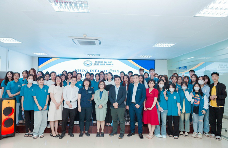 Đại diện lãnh đạo Vạn Phúc Care chụp ảnh lưu niệm cùng các đơn vị, thầy cô và sinh viên khoa Điêu dưỡng, Đại học công nghệ Đông Á.