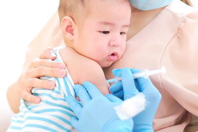 Tiêm vắc xin 6 trong 1 cho bé: Những điều cha mẹ cần lưu ý