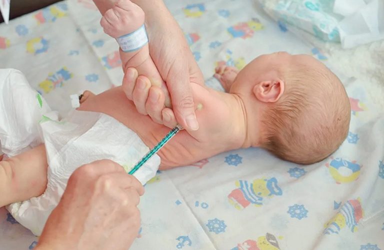 tiêm vắc xin cho trẻ sơ sinh