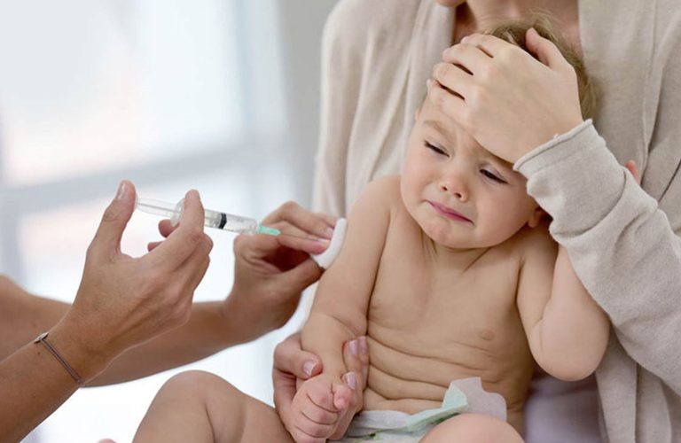 Tiêm vắc xin cho trẻ