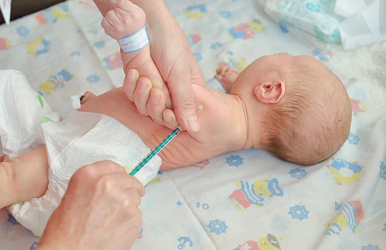 Tiêm vắc xin Synflorix cho bé.