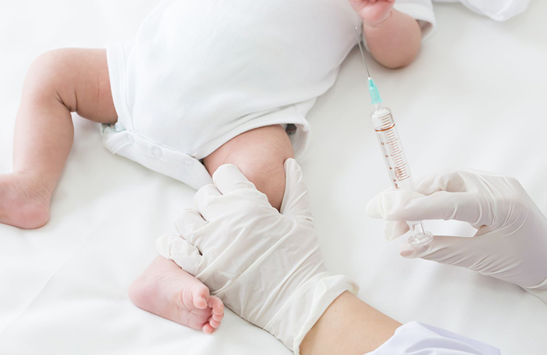 Vắc xin Prevenar 13 thường được tiêm ở vị trí bắp chân bé.