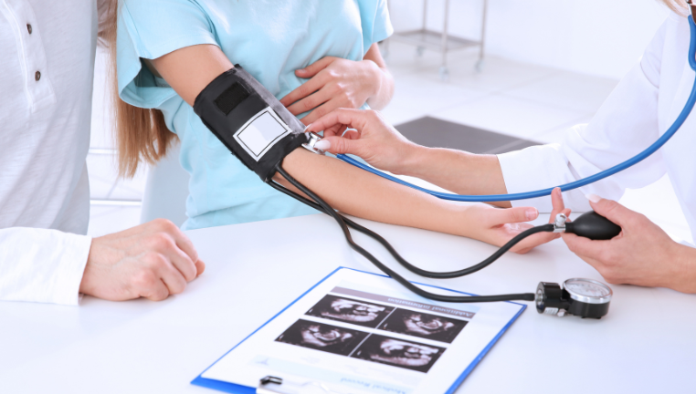 Mẹ bầu kiểm tra huyết áp