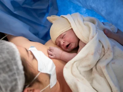 Giải đáp: Sau sinh mổ bao lâu thì hết sản dịch