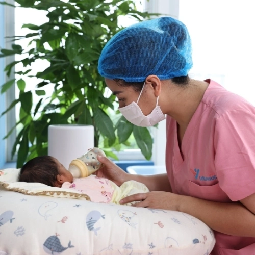 Chăm sóc bé tại phòng dưỡng nhi